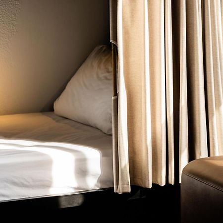 Хостел Haka House Роторуа Экстерьер фото A bed