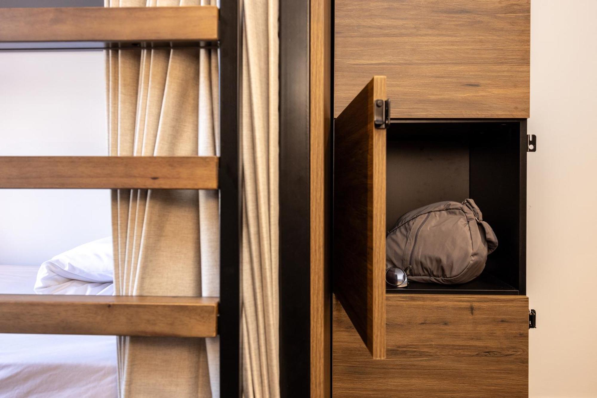 Хостел Haka House Роторуа Экстерьер фото A capsule hotel in Tokyo