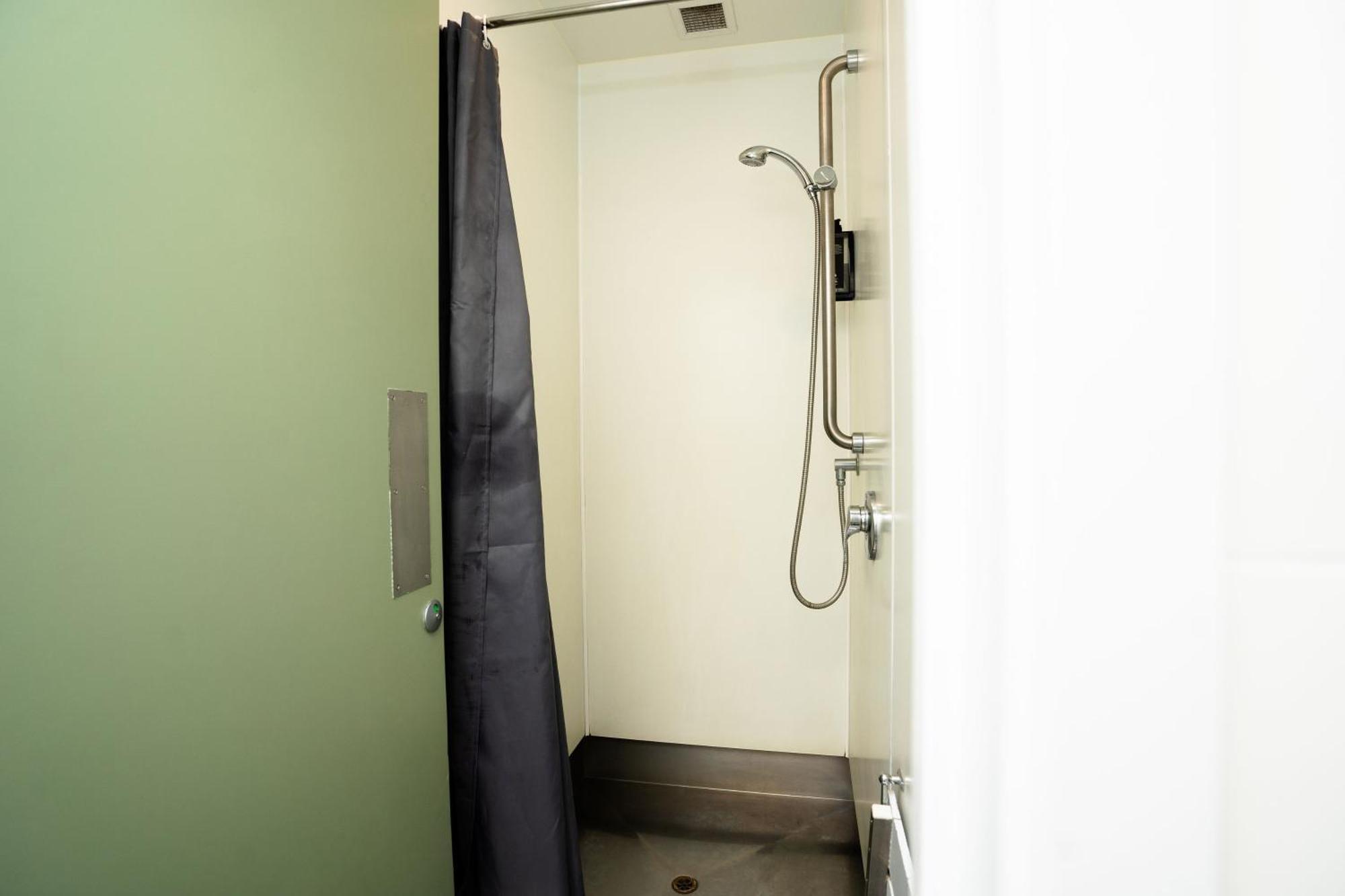 Хостел Haka House Роторуа Номер фото A shower cubicle