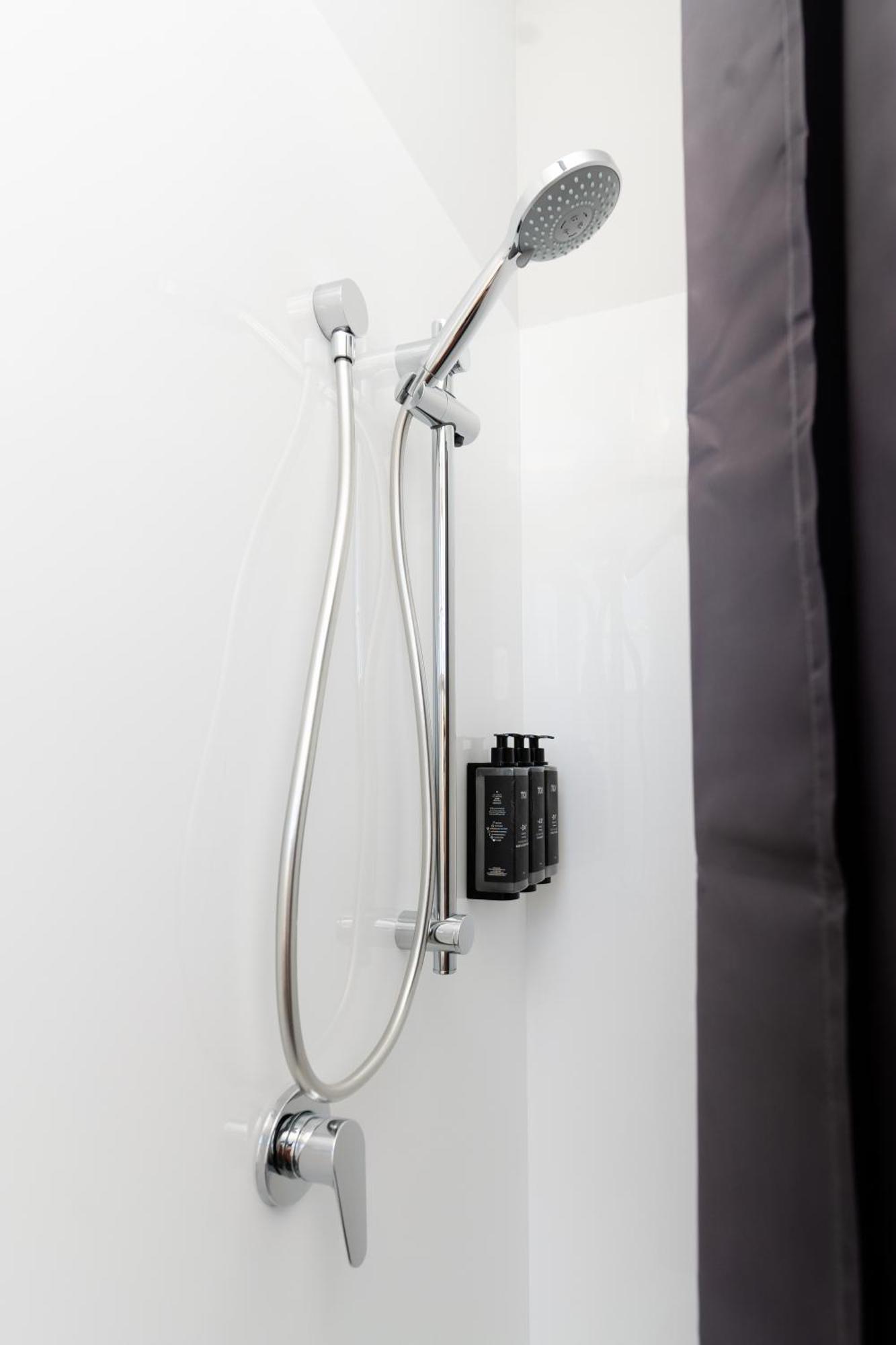 Хостел Haka House Роторуа Номер фото Shower rail
