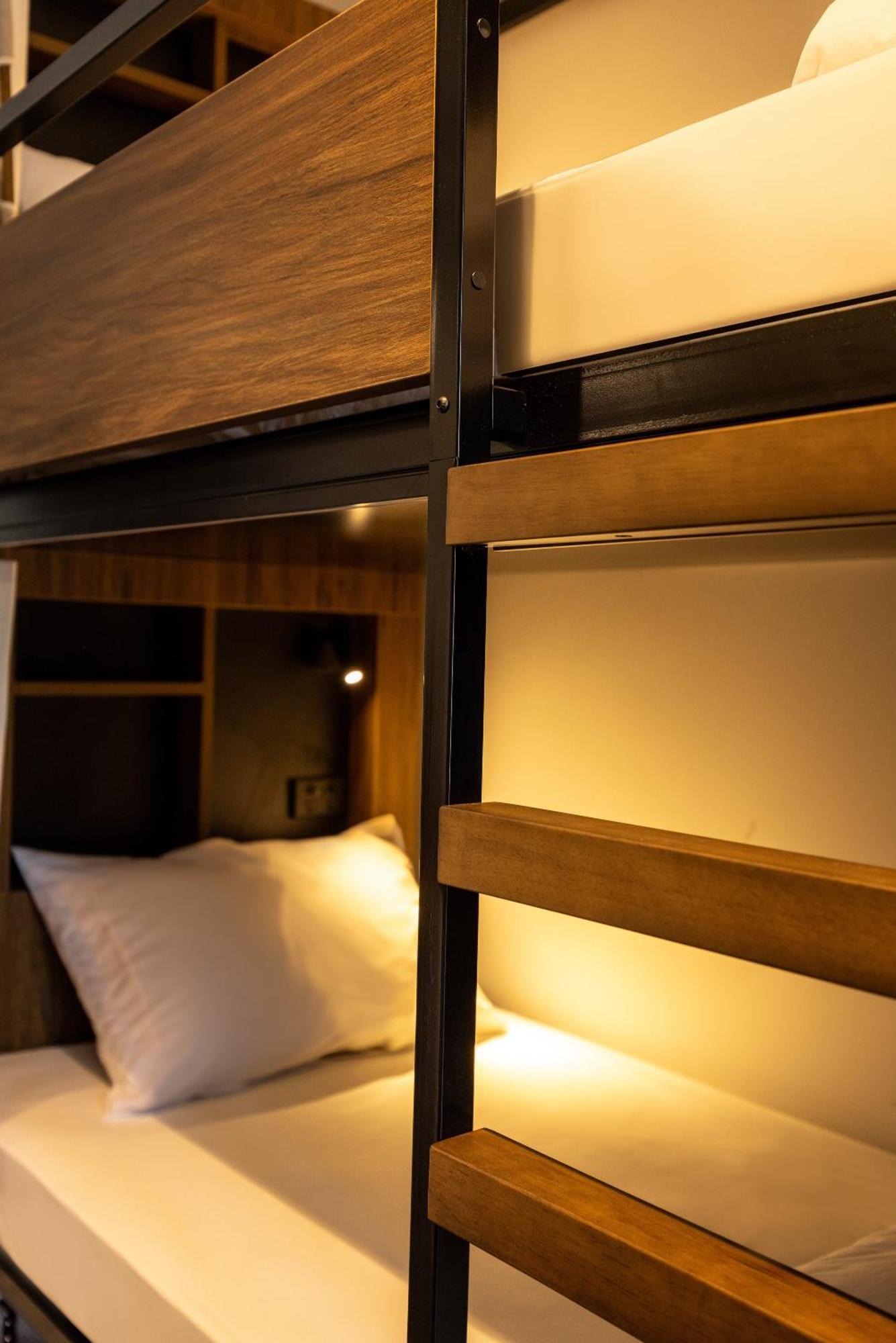 Хостел Haka House Роторуа Экстерьер фото A capsule hotel in Tokyo