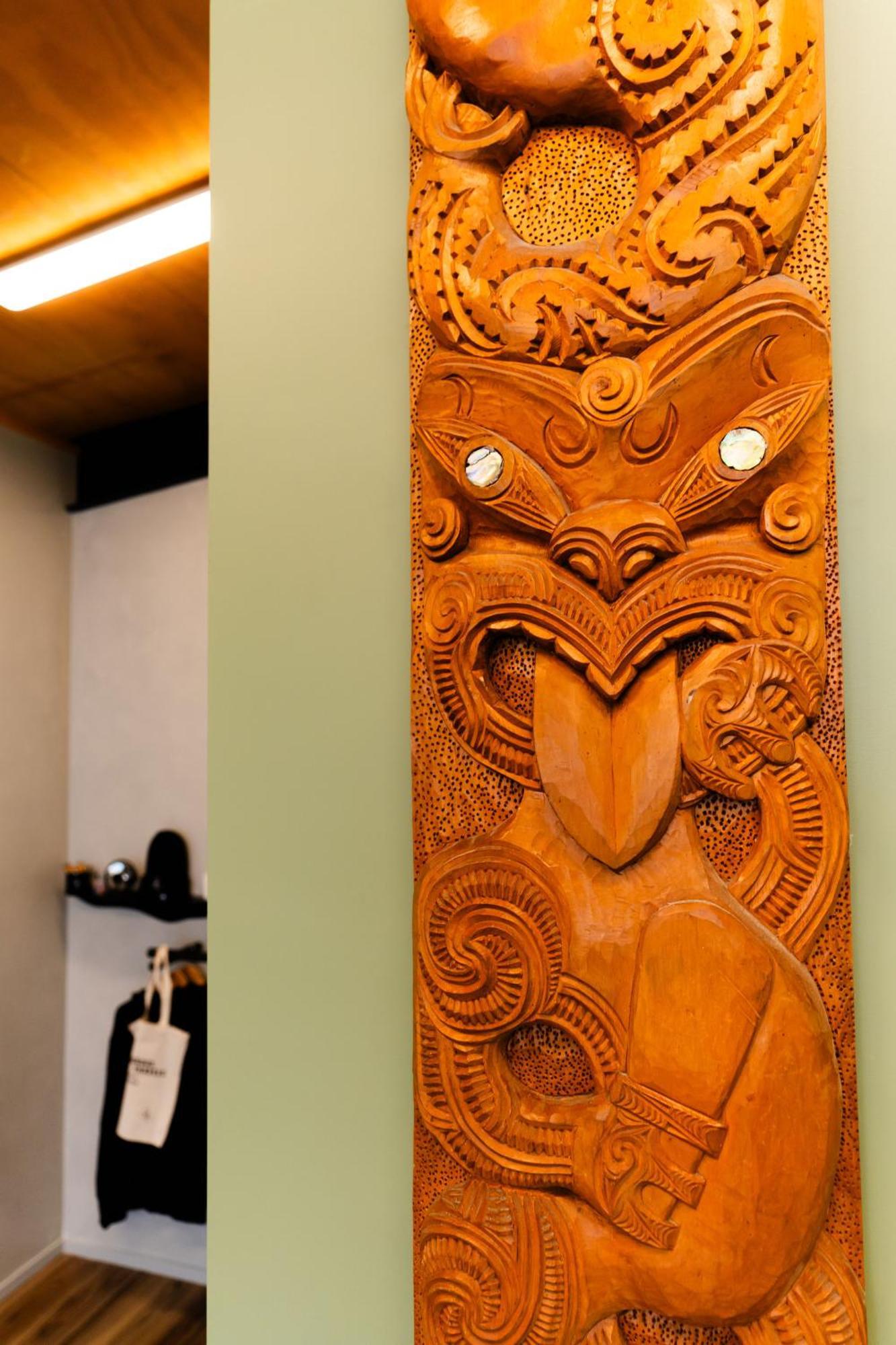 Хостел Haka House Роторуа Экстерьер фото A pounamu carving